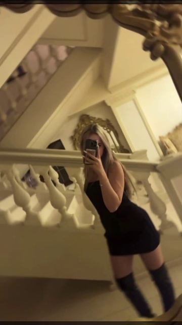 Горячее видео с Авдеевой в коротком платье и танцами под музыку.