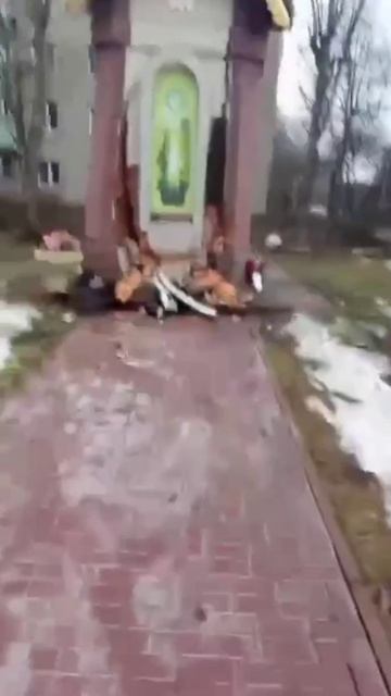 ‼️В Орехово-Зуево в деревне Демихово водитель не справился с управлением и протаранил часовню‼️