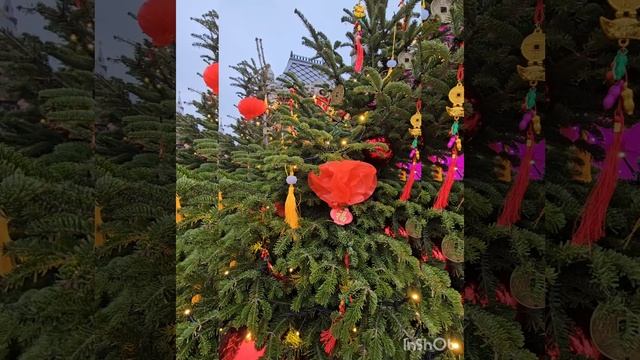 Бесплатная карусель и  атмосферная ярмарка у метро Площадь Революции.  Украсили к Китайскому нг☺️
