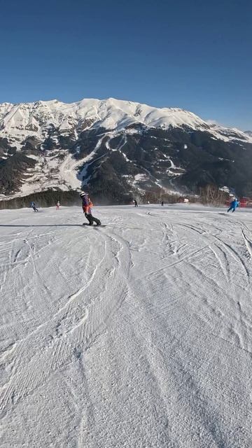 Катаемся в Архызе на сноубордах и лыжах.