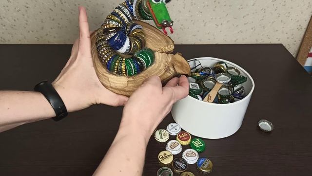 Декор интерьера из пивных крышек