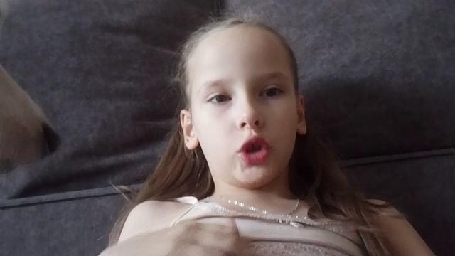 Саша пришла со школы