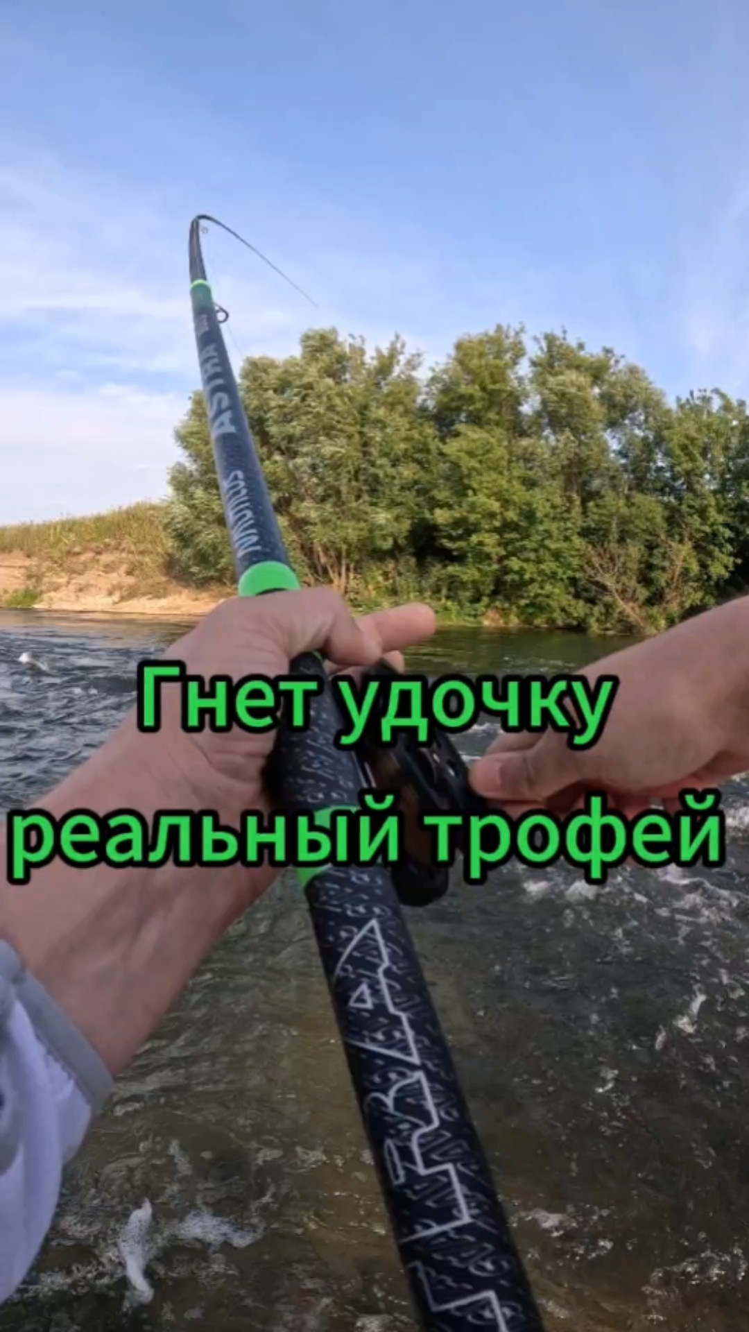 Ловить на поплавочную удочку в проводку всегда интересно! Хорошенький голавлик взял на приманку