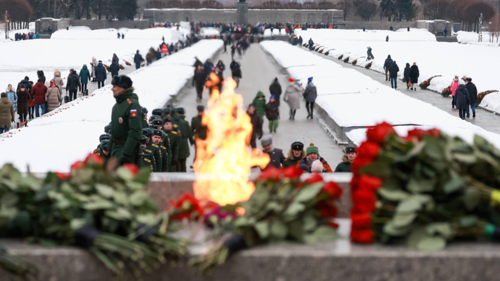 Память героев блокады почтили в Санкт-Петербурге, на могилы погибших приносили цветы и хлеб