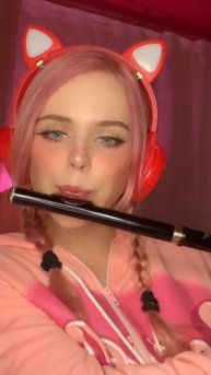 Эми Роуз играет мелодию из Бригады на флейте