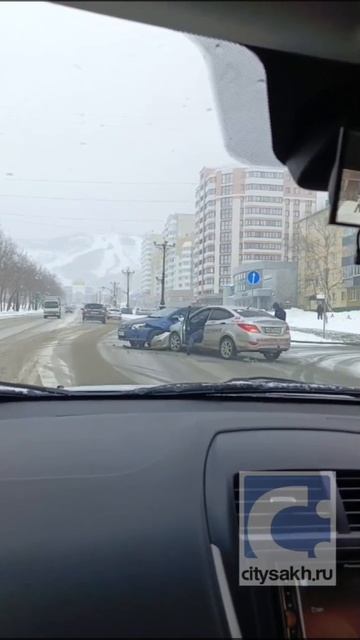 Учебный автомобиль попал в ДТП в Южно-Сахалинске