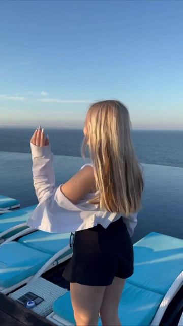 Ксюша Авдеева на море танцует в мини шортах.