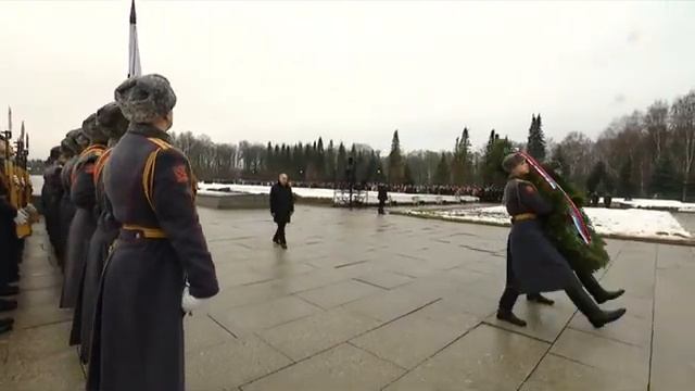 Владимир Путин возложил цветы к могиле брата на Пискаревском кладбище