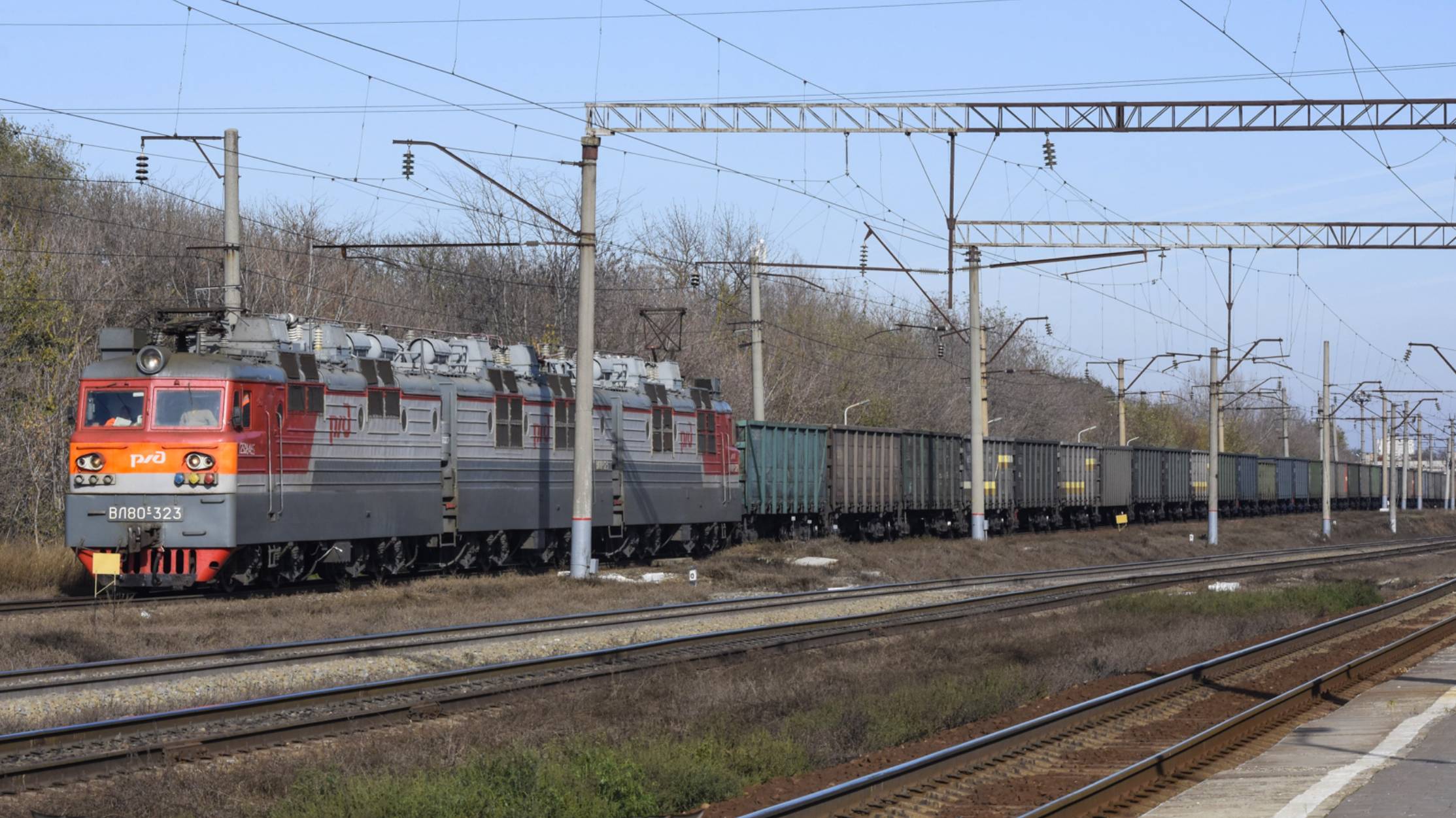 Локомотив ВЛ80с-323 с бустерной третьей секцией-большая редкость
