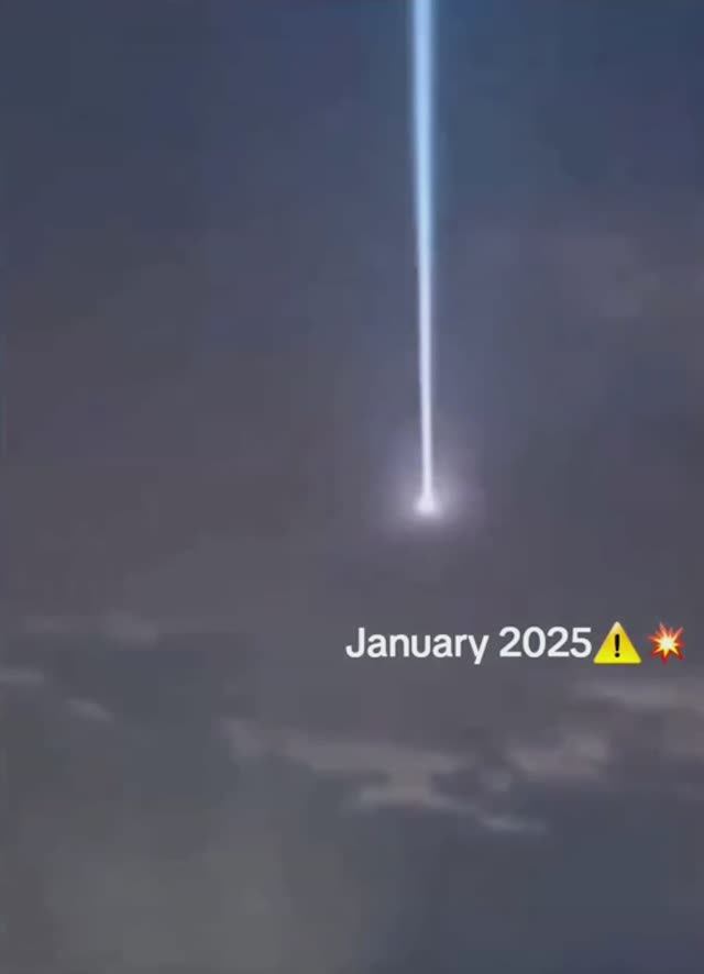 НЛО с Мощным Лучом Света