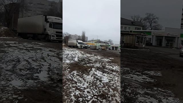 Налево пойдёшь, в грязь попадешь, направо... . На пути к магазину устроили площадку для соляно-песча