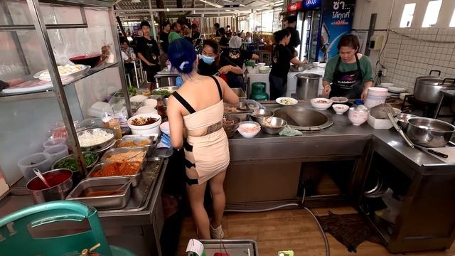 Самая популярная лапша со свининой! Красивая владелица в Чонбури - Тайская уличная еда