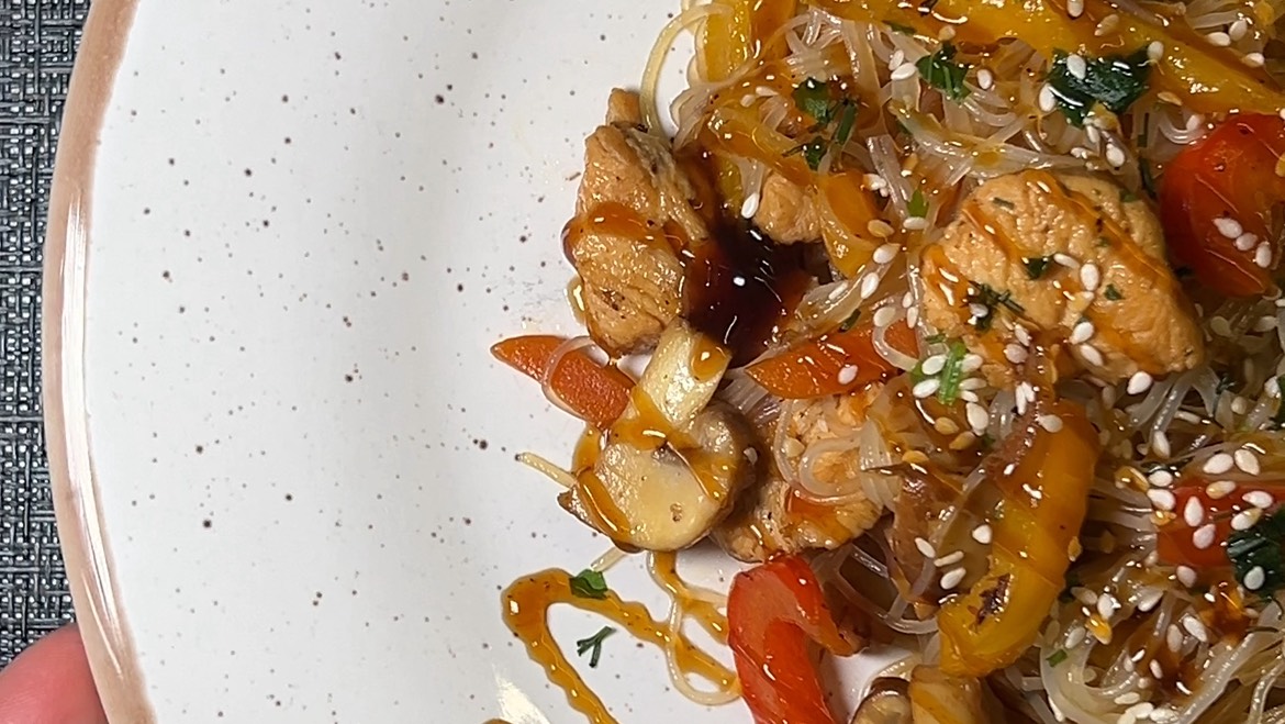Фунчоза с курицей и грибами