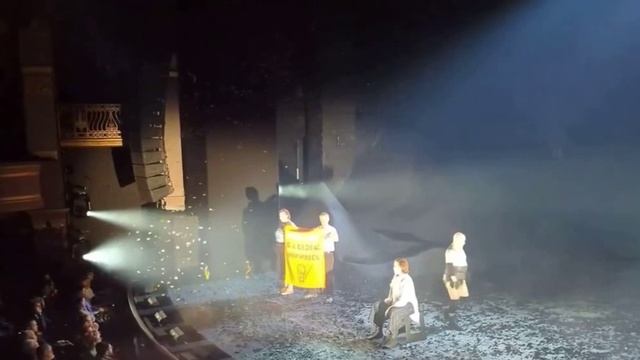 В лондонском театре защитники природы выскочили на сцену и сорвали спектакль