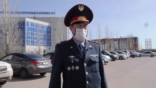 В Нур-Султане полицейские вручают врачам специальные опознавательные знаки для автомобилей