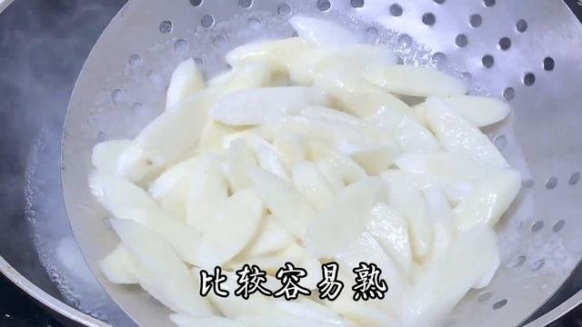 山藥怎樣炒不發黑，不粘鍋，廚師長教你方法，軟糯入味，營養豐富【阿光廚房】#山藥 #山藥食譜 #山藥料理 #山藥的做法 #中國菜
