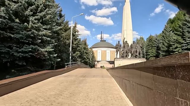Шеф ресторана в шутку позвал посудницу на переговоры… А едва она прочла договор, поставщики обомлели