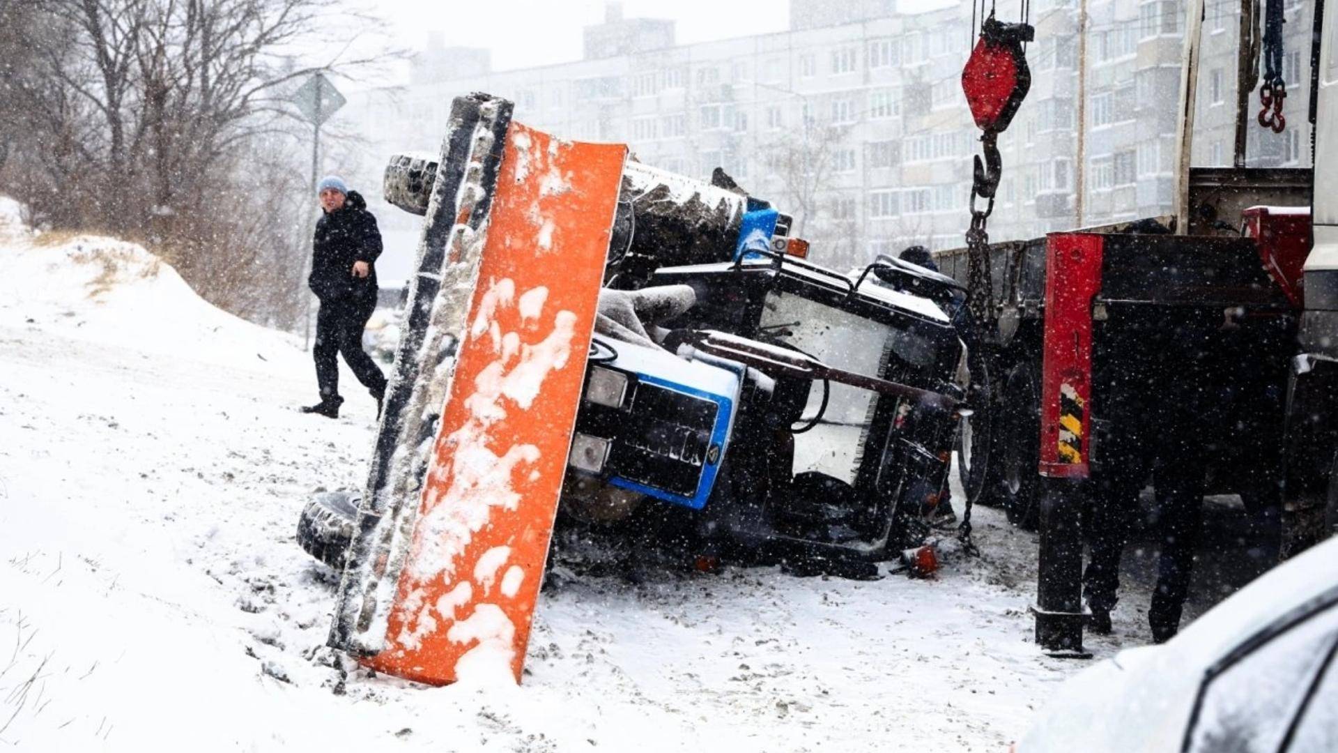 На видео попало, как трактор перевернулся во время снежного циклона во Владивостоке