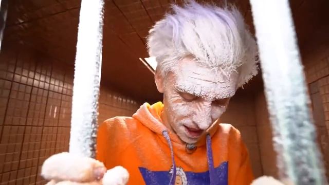 A4  Кто Первый Выберется из Непробиваемого Ящика !   Челлендж