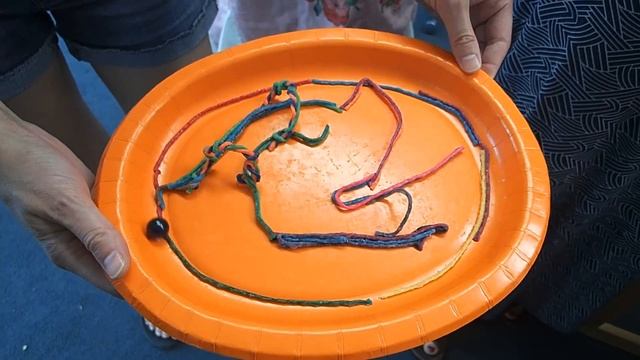 Лабиринт из восковых палочек на бумажной тарелке