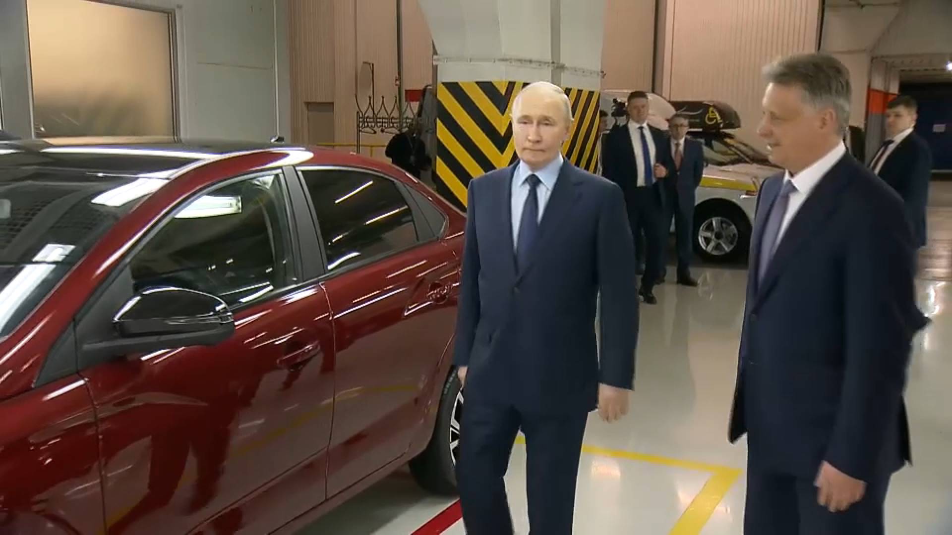 Путину показали предсерийный автомобиль Lada Iskra — видео