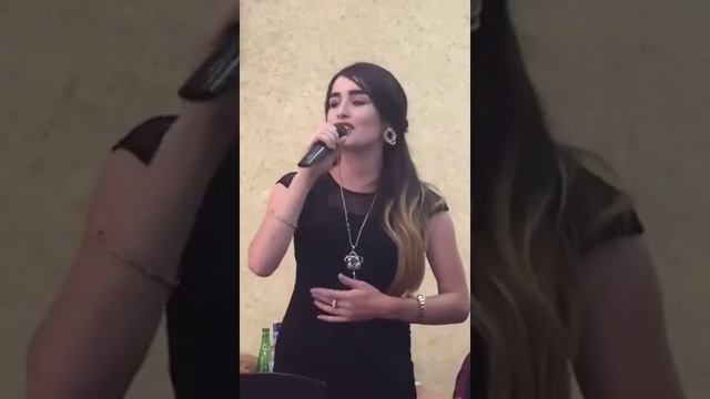 учительница музыки поет на двух языках
