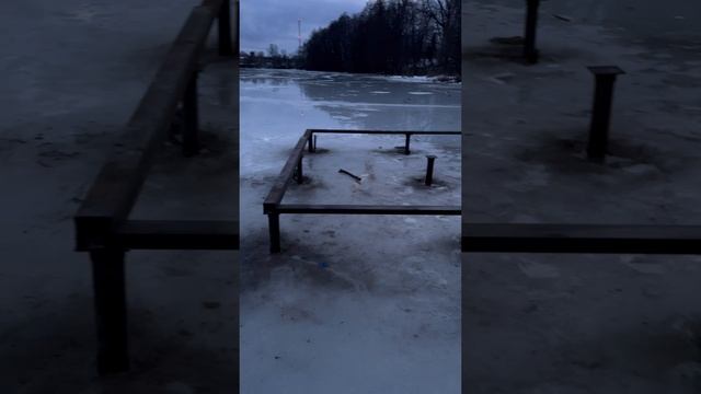 Пирс с площадкой на винтовых сваях на озере