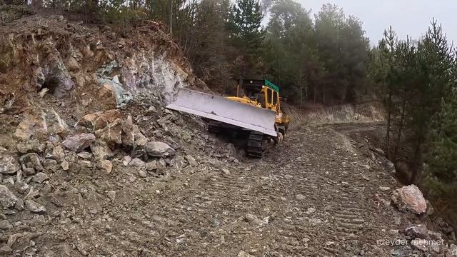 Бульдозер Caterpillar D7G делает дорогу
