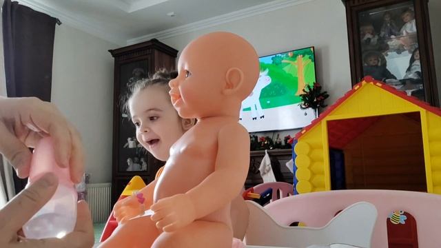 Марго с мамой распаковывают новую куклу.