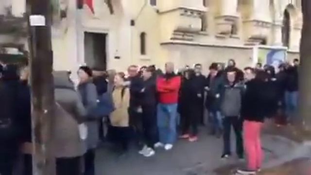 Очереди у молдавского посольства в Бухаресте