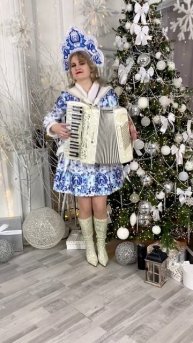 Новогодние игрушки, свечи и хлопушки в нём...)))