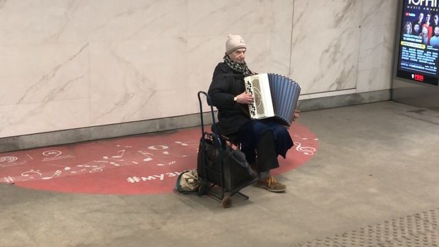 Дедушка играет на баяне в метро / #МУЗЫКАВМЕТРО