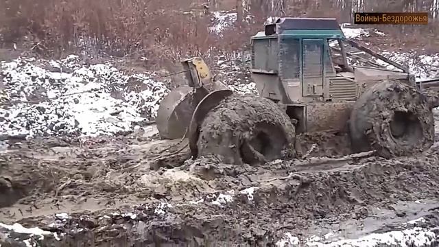 Застрял в грязи Бульдозер John Deere Timberjack 240
