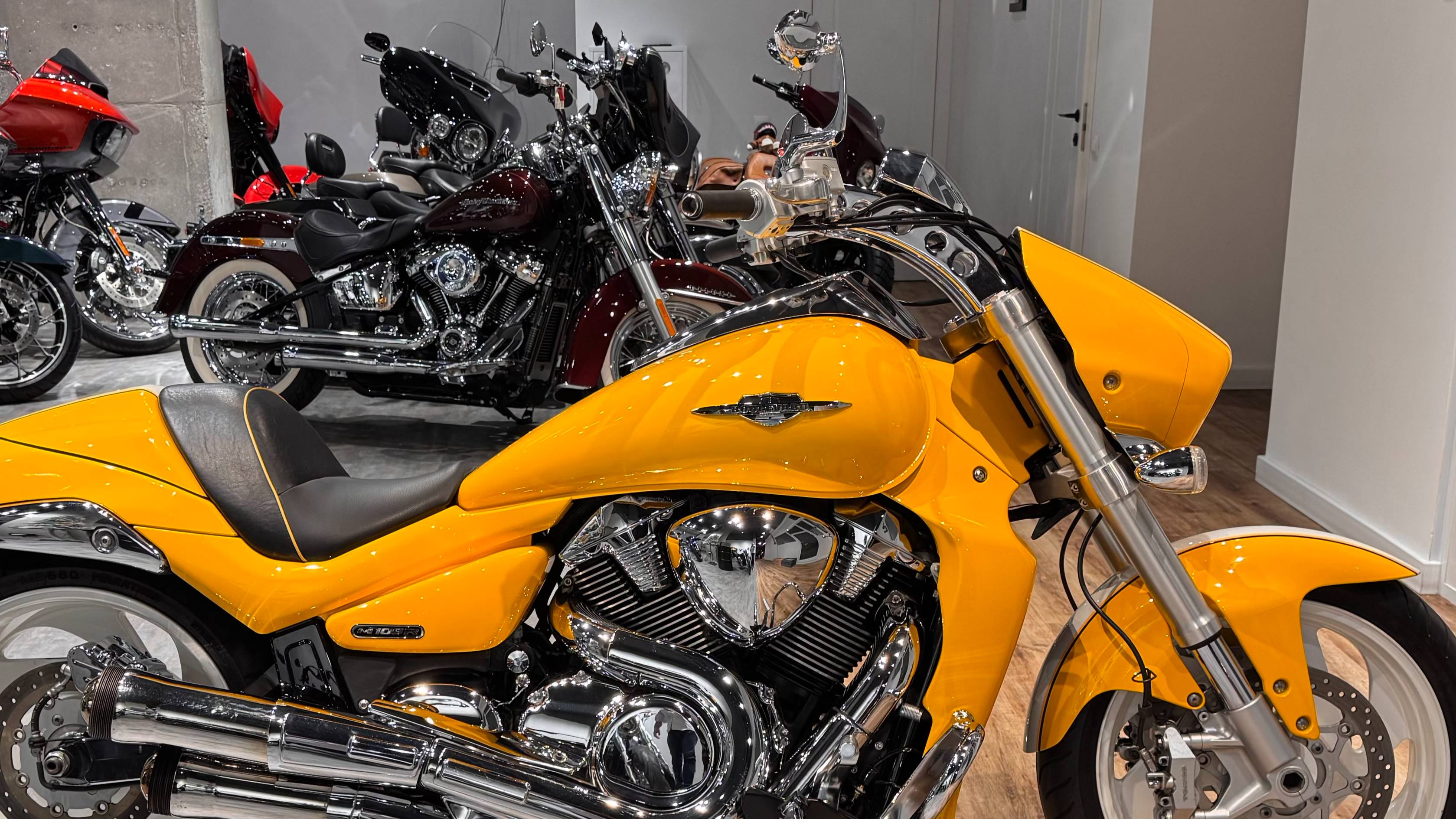 SUZUKI Boulevard M109R Yellow Dream