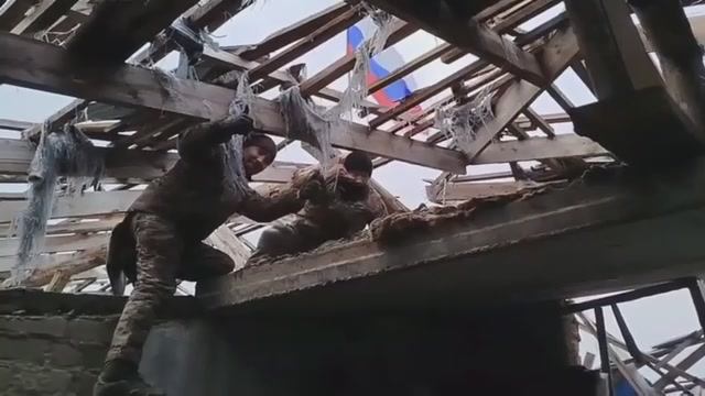 💪⚡Русские танкисты, те самые боевые буряты, установили флаг России над Великой Новоселкой.