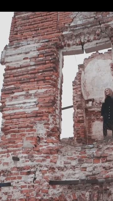 Не стёрли со стен ваших лики...