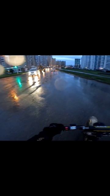 Признавайтесь, кто любитель на красный ехать? #shorts #surron #enduro #moto #дтп #питбайк #pitbike