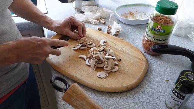 How to make and bake a chicken and mushroom shortcrust pie in the Halogen oven