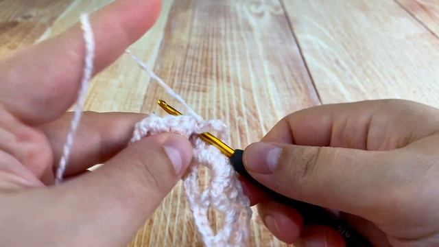 🌼 A fantastic crochet pattern featuring openwork knitting.