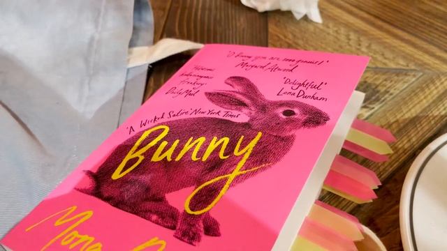 Reading out of my comfort zone 😱 (Bunny, thrillers) | Weekly Reading Vlog
