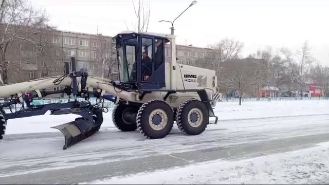 Черногорск расчищают от снега 30 человек и 8 единиц техники