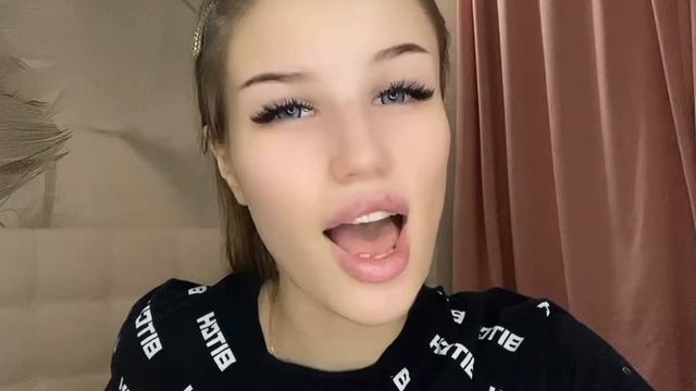 Ксанни Банни поёт песню