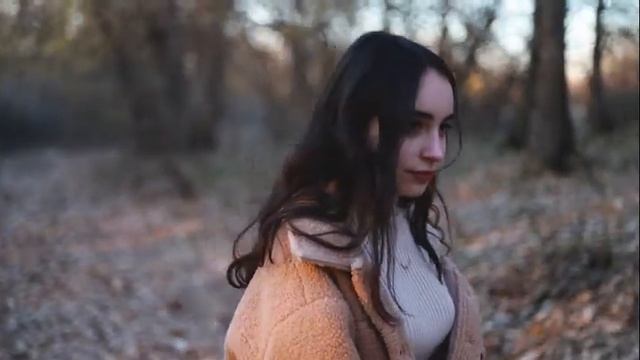 Красивая девушка на фоне крымской природы.