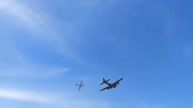 На Аавиашоу в Далласе легкомоторный самолет столкнулся с  В-17, ноябрь 2022