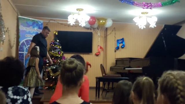 Алёна 1 класс НГ концерт