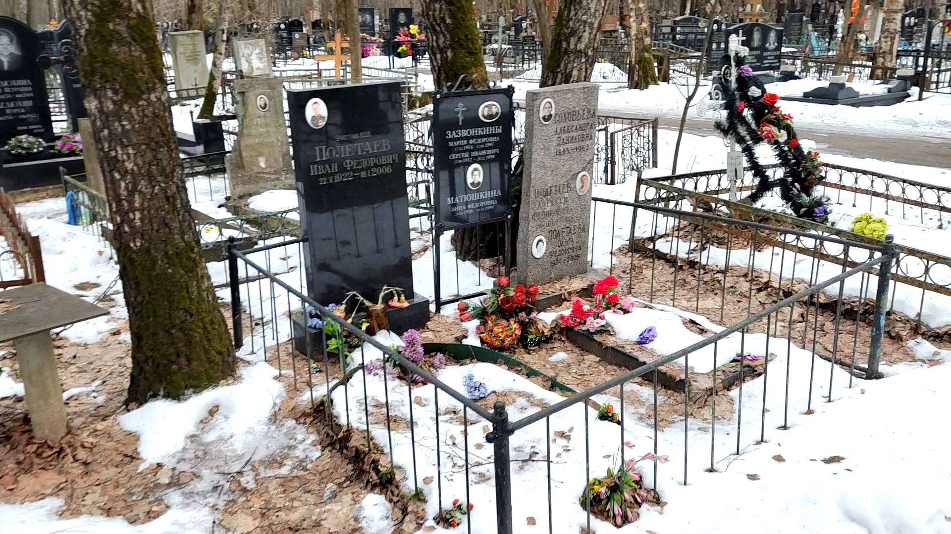 Рассуждения на кладбище / Что - то не так и не в тему ?