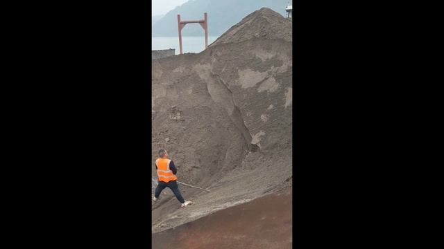 Строительство, разгрузка баржи