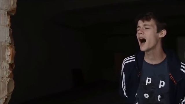 Простые пацаны спели на улице.