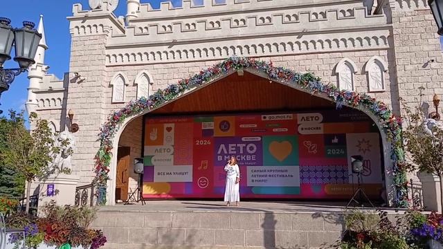 "Там, где клён шумит". Исполняет Элеонора Сезнева