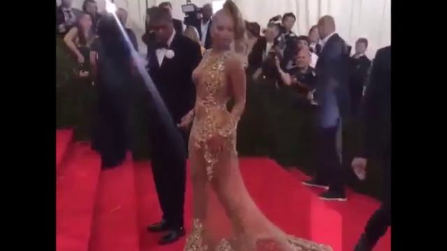 BEYONCE Arrives At Met Gala 2015 [VIDEO]
